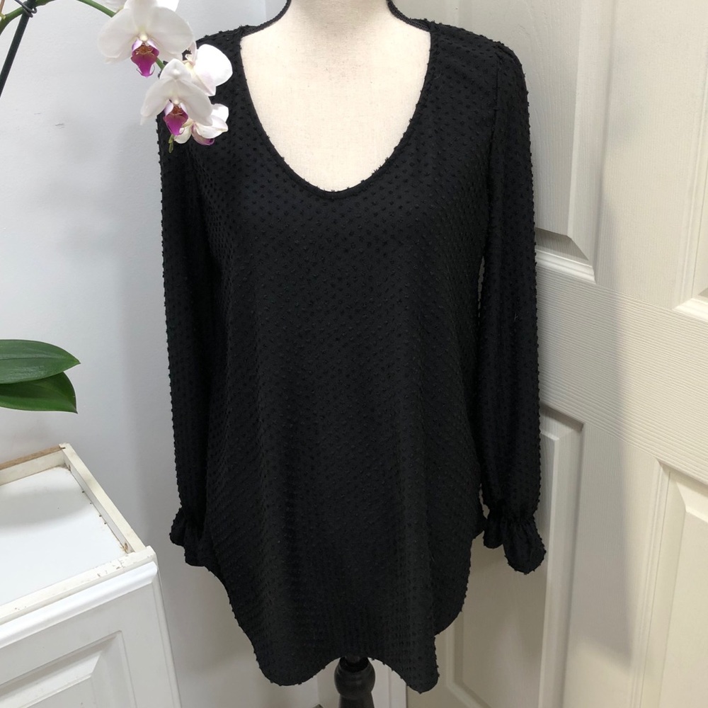REB in J 220 black dot v-neck blouse Size M